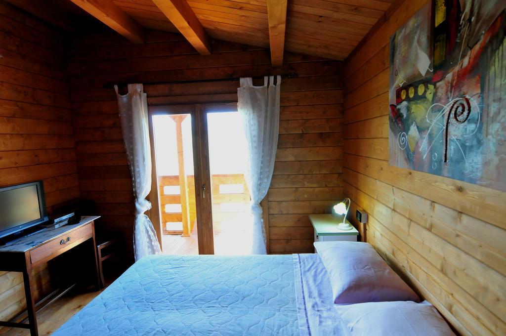 Bed and Breakfast Chalet Dei Parchi Saracinesco Zimmer foto